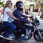 El ya exministro de Finanzas griego, Yanis Varoufakis, y su mujer, Danae Stratou, encima de una moto a la puerta de su casa, en Atenas.