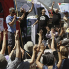 El movimiento 15M celebra su cuarto aniversario en la Puerta del Sol con cientos de ciudadanos participando en asambleas y actividades lúdicas.