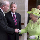 La reina Isabel II de Inglaterra saluda al ex comandate del IRA, Martin McGuinness.