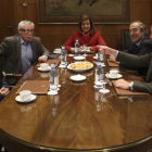 La ministra, Fátima Báñez, junto a los agentes sociales, en la última reunión celebrada a finales de diciembre. J.J. GUILLÉN