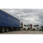 Camiones dedicados a la exportación, estacionados en la terminal de mercancías de Ponferrada.