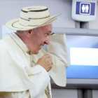 El Papa se sostiene un sombrero panameño en el vuelo de regreso de Cracovia, el pasado domingo.