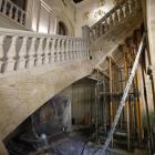 Sillares movidos sobre el andamio colocado en la escalera del Palacio de los Guzmanes. FERNANDO OTERO