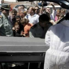 Águeda se desmaya al ver sacar el cadáver de su hija.