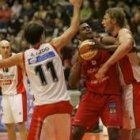 Barnes pugna con Tim Young y Lledó para intentar anotar en el aro del Gijón en el partido del sábado