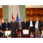 Los representantes de Asaja con los ministros Ruiz Gallardón y Arias Cañete, ayer, en Madrid.