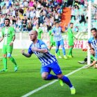 Isi Palazón consiguió el primer gol de la SD Ponferradina y lo celebra como recoge la imagen ante un equipo rival cariacontecido. ANA F. BARREDO