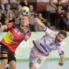 Rodrigo lanza a portería en el partido ante Granollers de la primera vuelta, resuelto con victoria por la mínima para el Ademar. SECUNDINO PÉREZ
