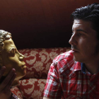 El artista leonés Luis Melón, que sostiene un busto de Michael Jackson en la mano, expone actualmente en el Musac.