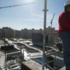 Un operario realiza labores de construcción durante la edificación del Musac