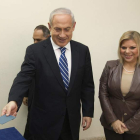 Benjamín Netanyahu, mientras ejerce su derecho a voto.