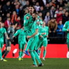 El delantero francés del Real Madrid Karim Benzema (d) celebra con Sergio Ramos su gol, conseguido en el último minuto del partido ante el Valencia CF, durante el partido correspondiente a la decimoséptima jornada de LaLiga Santander que Valencia CF y Real Madrid disputan este domingo en el estadio de Mestalla, en Valencia. EFE/Biel Aliño