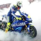 Siempre espectacular, Rossi se exhibe en su Yamaha como campeón