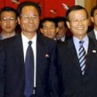 El delegado del Gobierno surcoreano (derecha), junto a su homólogo norcoreano, ayer, en Seúl