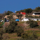 Miembros de la Guardia Civil en los alrededores de la finca privada en la localidad malagueña de Totalán (Málaga).