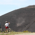 Dos ciclistas contemplaban el incendio sofocado en abril de 2017. ANA F. BARREDO
