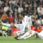 Cristiano Ronaldo remata y consigue el segundo gol del equipo blanco ante su compañero Kaká.