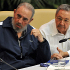 Fidel Castro junto a su hermano Raúl durante la clausura en abril de 2011 del VI Congreso del Partido Comunista de Cuba. ALEJANDRO ERNESTO