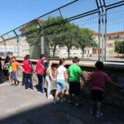 Los niños abrazaron al colegio Luis Vives en la celebración de sus cuarenta años de existencia.