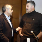 El alcalde de La Bañeza, José Miguel Palazuelo, y el diputado de Fomento, Ángel Calvo, intercambian impresiones