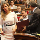 Alicia Sánchez-Camacho abandona el ‘Parlament’ ante la mirada de Artur Mas.