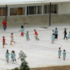 Un grupo de niños, en un centro escolar a la hora del patio.