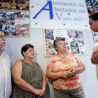 La presidenta de los afectados, Pilar Vera (segunda por la derecha), junto a otros asociados.