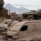 Bomberos y personal de rescate inspecciona los destrozos causados por el volcán de Fuego en Escuintla, Guatemala.