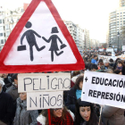 Un momento de la manifestación de ayer en Valencia contra los recortes en educación.