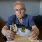 Piedad González con la foto de su hermano Teodoro y el monolito que le reconoce como un héroe de la resistencia en Francia