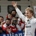 El alemán Nico Rosberg celebra su victoria tras la carrera en China.
