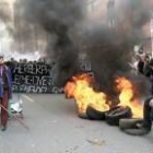 Manifestantes ganaderos queman unos neumáticos durante la concentración de ayer en Valladolid