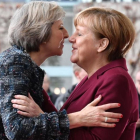 La primera ministra británica, Theresa May (izquierda) saluda a la cancillera alemana, Angela Merkel, en una imagen de archivo.