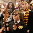 Un grupo de niños utiliza disfraces en una noche de lectura de Harry Potter en Portugal