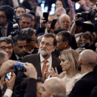 El ministro Nadal, Rajoy y Cifuentes, en el stand de la Comunidad de Madrid. P. CAMPOS