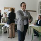 Fernando Valcarce ejerce su derecho al voto en las últimas elecciones municipales