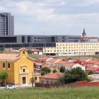 Vista del Hospital de León con el barrio de La Inmaculada en primer término.