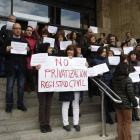 Un momento de la protesta de los trabajadores del registro Civil de León