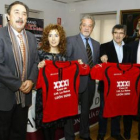 El alcalde y la concejala de Deportes con las camisetas de la Copa, flanqueados por los presidentes