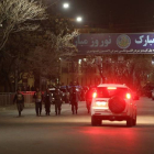 Fuerzas de seguridad afganas, en los alrededores del Hotel Serena, anoche en Kabul.