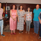Los promotores de los huertos urbanos escolares, ayer con Merayo. DL