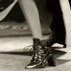 La supermodelo ha diseñado las 'Gigi's boot', un modelo de alta que ha creado para Stwart Weitzman.