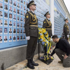 Zelenski ayer, en la ceremonia para honrar la memoria de los soldados ucranianos. PRESIDENTIAL PRESS SERVICE