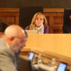 La presidenta sigue el debate plenario escoltada por los diputados Martínez Majo y Jaime González