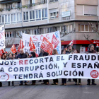 Un momento de la concentración de ayer ante la Subdelegación del Gobierno.