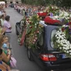 La comitiva fúnebre recibe el calor de los vecinos de Barbate