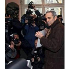 El líder de la oposición Kasparov muestra su voto a los periodistas