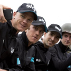 Chris Froome se fotografía junto a sus compañeros del equipo Sky durante la presentación de las escuadras del Tour 2016.