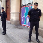 Agentes de la Guardia Civil, este viernes, a la entrada de la sede de la fundación CatDem en Barcelona