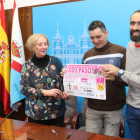 Concepción Blanco, el concejal Roberto Mendo y el atleta Miguel Basurco. L. DE LA MATA